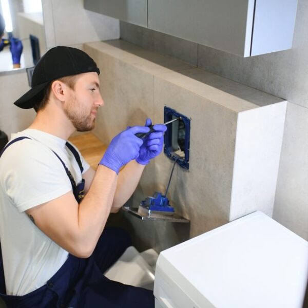 Oprava WC geberit: Keď podomietkový systém potrebuje odborný zásah.